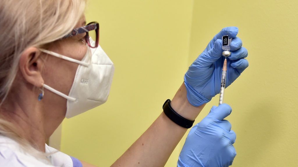 Positivo por covid-19 tras vacunarse: la importancia de mantenerse alerta después del pinchazo