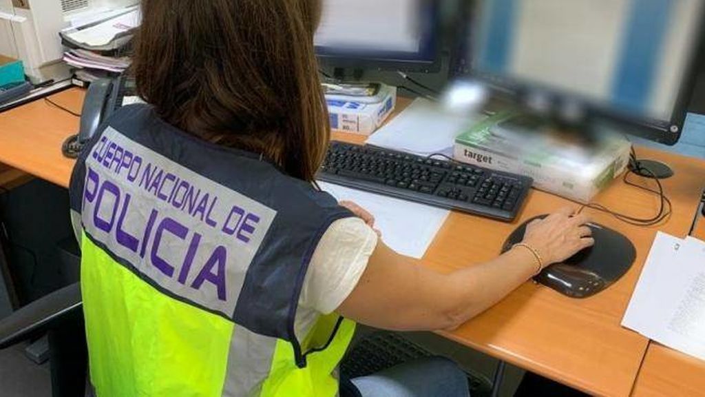 La Policía Nacional evita el suicidio de una menor en Alicante tras publicar sus intenciones en TikTok La Policía Nacional evita el suicidio de una menor en Alicante tras publicar sus intenciones en TikTok