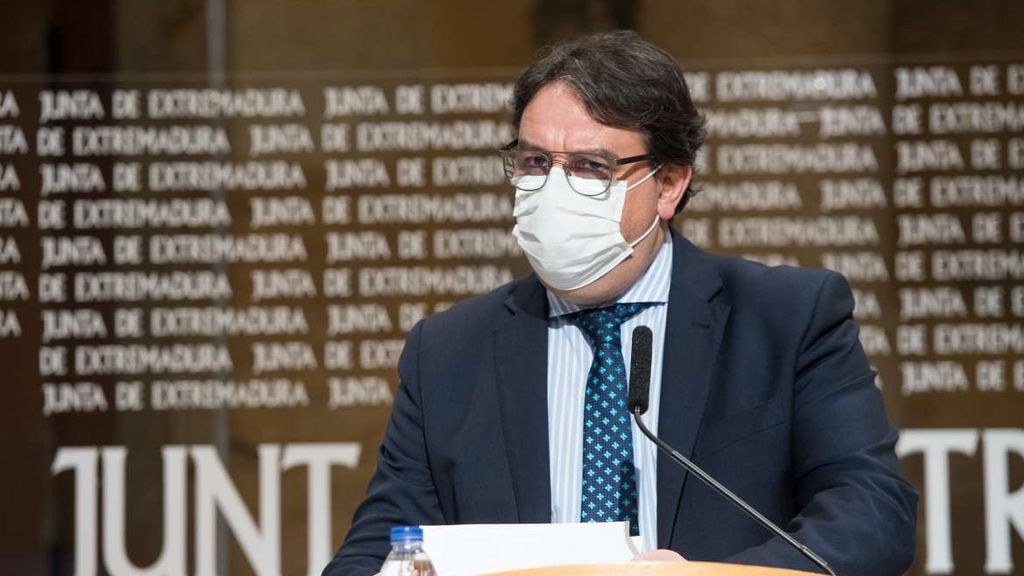 Extremadura endurece sus medidas: toque de queda a las 22.00 horas y grupos de solo cuatro personas Extremadura endurece sus medidas: toque de queda a las 22.00 horas y grupos de solo cuatro personas
