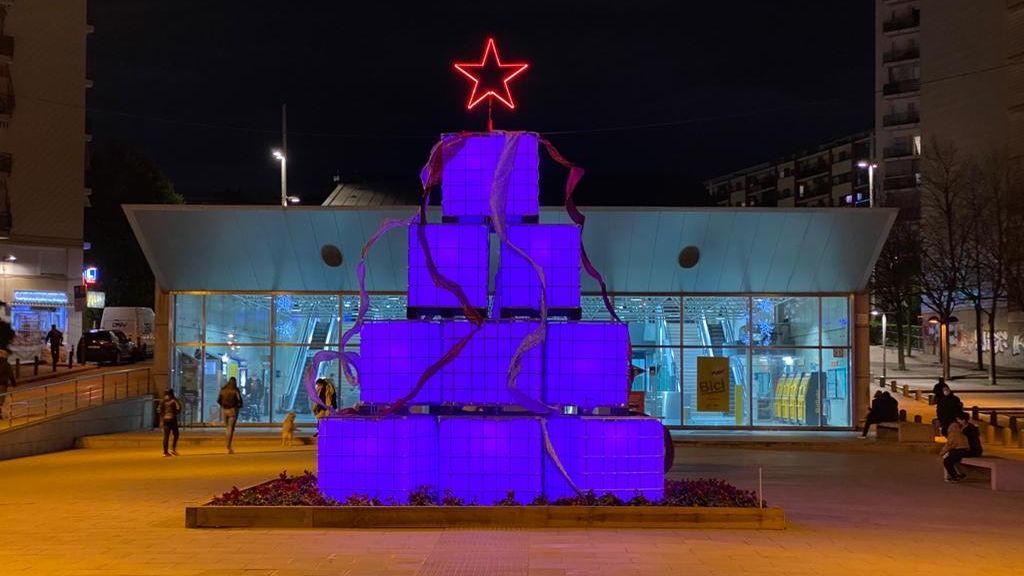 El árbol navideño de Rubí siembra discordia entre los vecinos El árbol navideño de Rubí siembra discordia entre los vecinos
