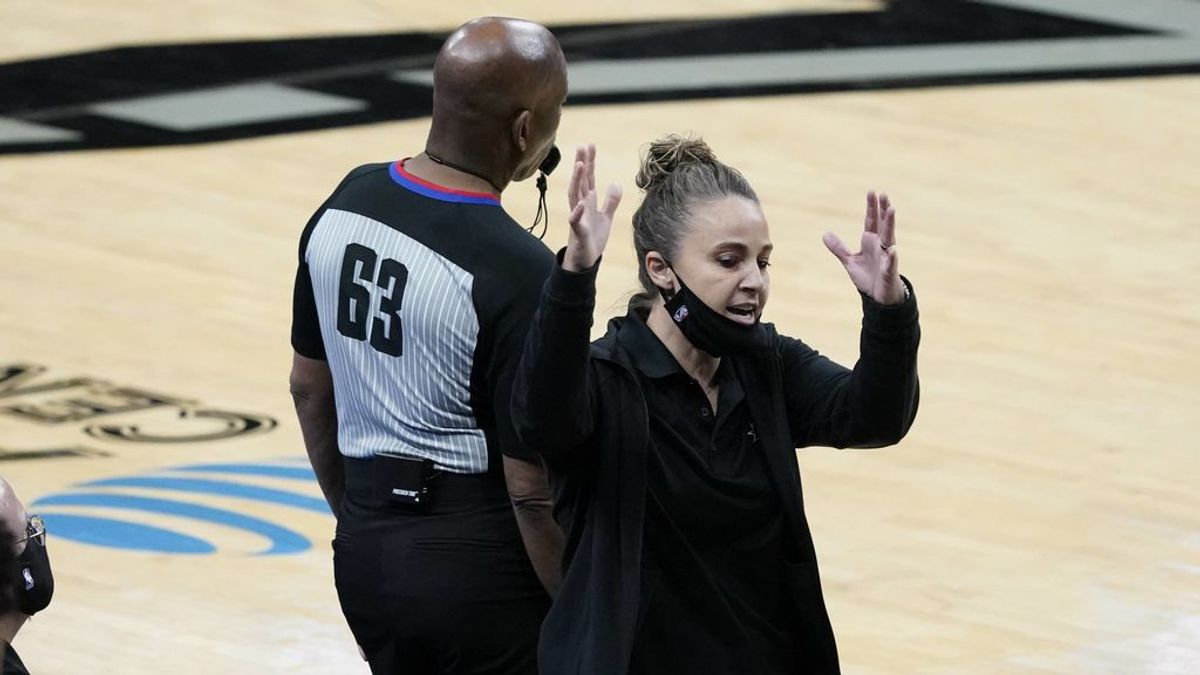 Becky Hammon protesta durante el partido.