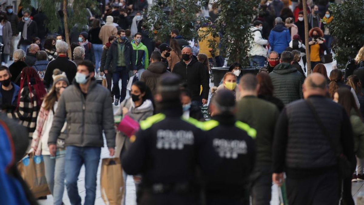 España acaba el año con una subida a 18.047 contagios y 148 muertos España acaba el año con una subida a 18.047 contagios y 148 muertos