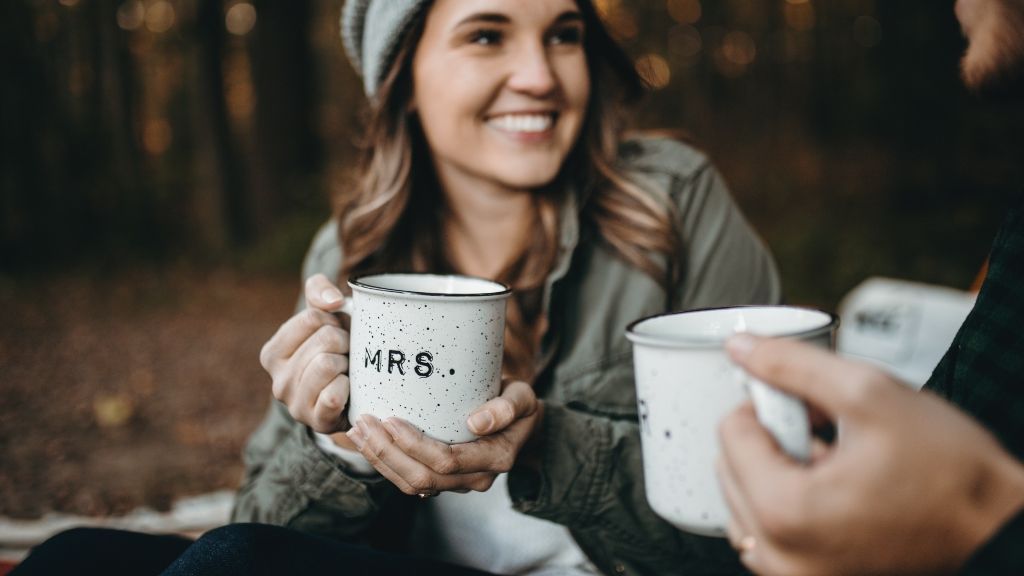 Una chica tomando un café mientras conoce a alguien