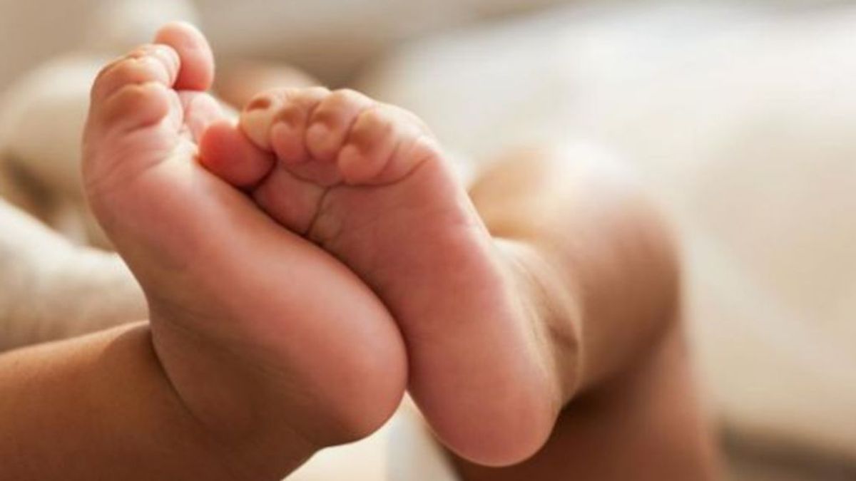 Una madre que dio a luz intubaba por covid nombra madrina de su bebé a su enfermera de la UCI