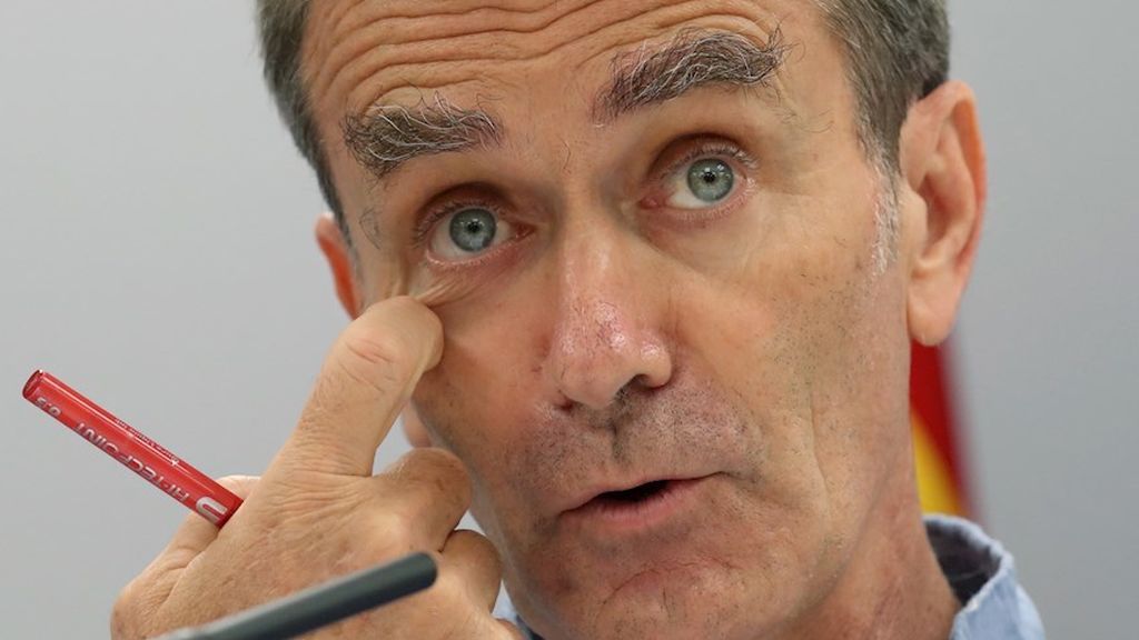 Fernando Simón repasa la gestión de la crisis: "Si no hay mascarillas, no puede ser 'ponte una mascarilla” Fernando Simón repasa la gestión de la crisis: "Si no hay mascarillas, no puede ser 'ponte una mascarilla”