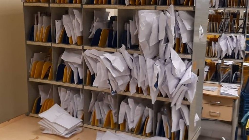 El reparto de 13 toneladas de caramelos colapsa la oficinas de Correos en Almería El reparto de 13 toneladas de caramelos colapsa la oficinas de Correos en Almería