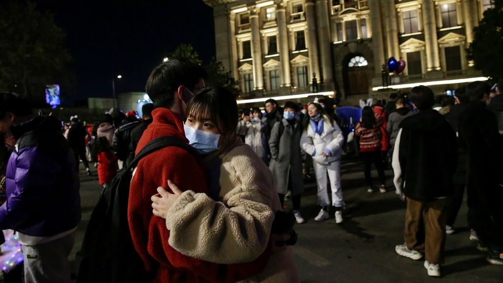 Una pareja se abraza en la fiesta de fin de año de Wuhan