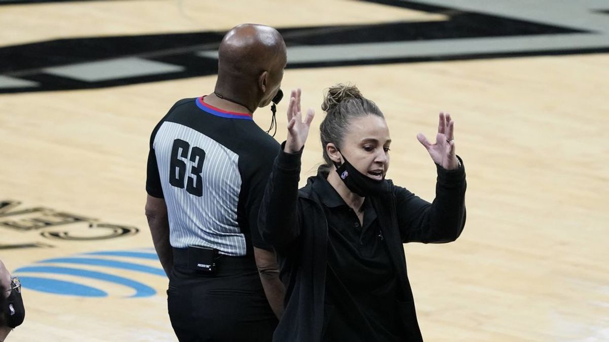 Momento histórico en la NBA: Becky Hammon, primera mujer que dirige a un equipo de hombres en partido oficial Momento histórico en la NBA: Becky Hammon, primera mujer que dirige a un equipo de hombres en partido oficial