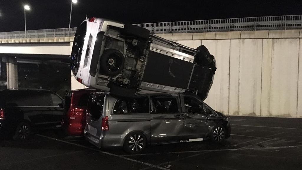 Roba una excavadora y destroza con ella unas 50 furgonetas de una fábrica de Mercedes en Vitoria Roba una excavadora y destroza con ella unas 50 furgonetas de una fábrica de Mercedes en Vitoria