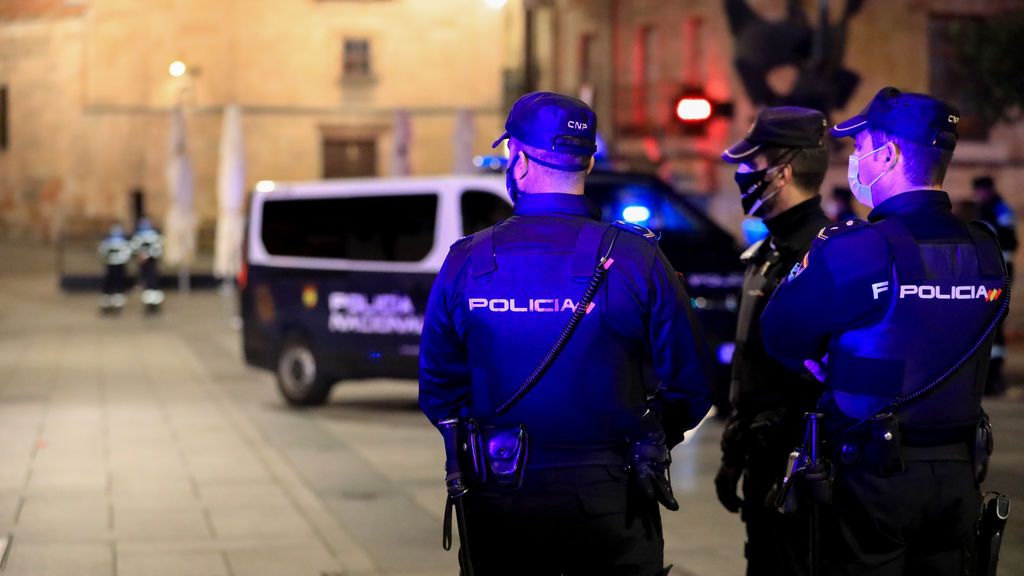 EuropaPress_3394851_tres_policias_nacionales_trabajan_salamanca_noche_ciudad_vivido_primer EuropaPress_3394851_tres_policias_nacionales_trabajan_salamanca_noche_ciudad_vivido_primer