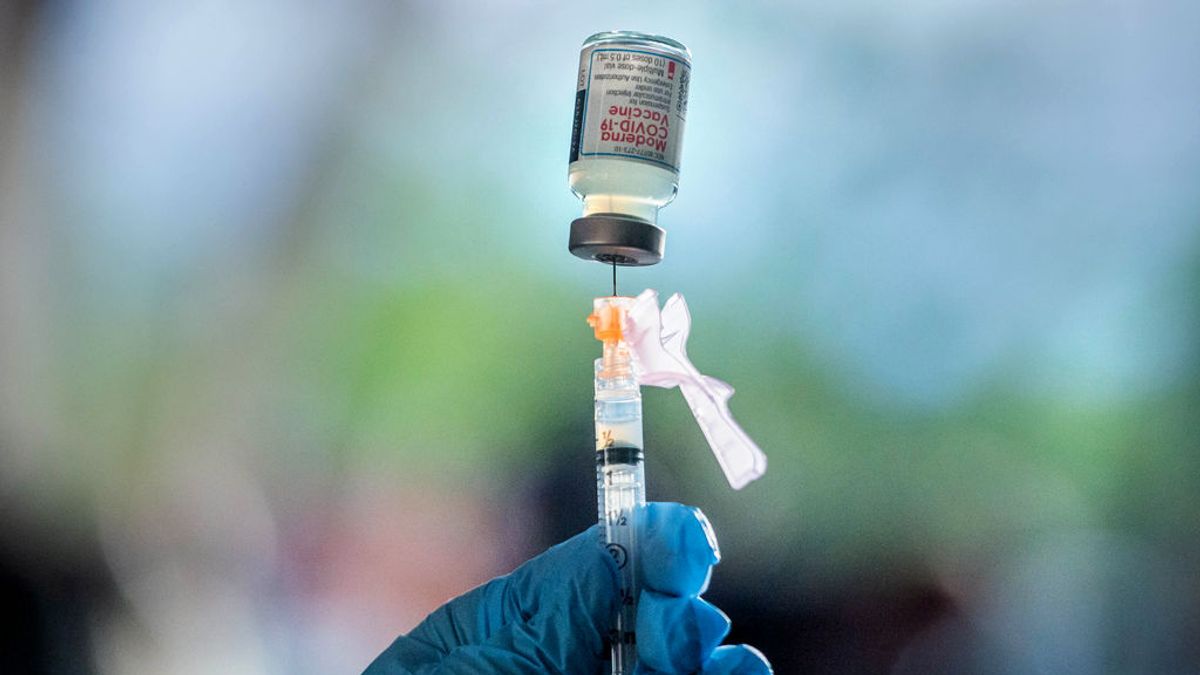 Detenido un hombre por destruir más de 500 dosis de la vacuna de coronavirus en Wisconsin Detenido un hombre por destruir más de 500 dosis de la vacuna de coronavirus en Wisconsin