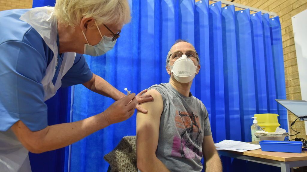 Reino Unido supera el millón de personas vacunadas contra el coronavirus Reino Unido supera el millón de personas vacunadas contra el coronavirus