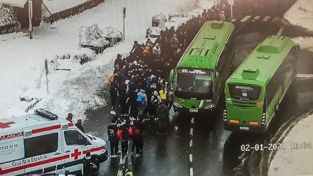 Las retenciones en los Puertos de Navacerrada y Cotos por la nieve obligan al 112 a coordinar la salida de 150 personas Las retenciones en los Puertos de Navacerrada y Cotos por la nieve obligan al 112 a coordinar la salida de 150 personas