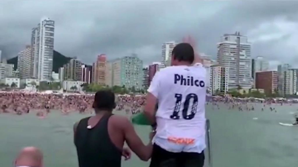 Bolsonaro se lanza al agua en una playa de Brasil ante sus incondicionales