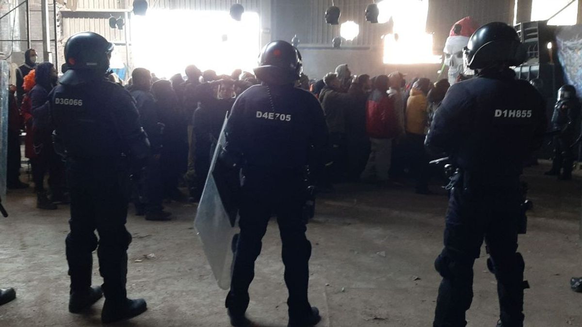 Los Mossos desalojan la fiesta 'rave' ilegal de Llinars del Vallès Los Mossos desalojan la fiesta 'rave' ilegal de Llinars del Vallès