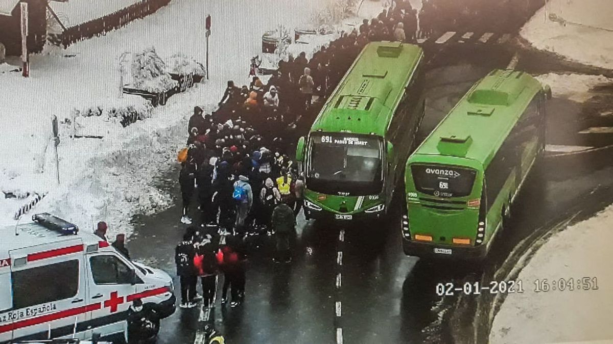 Asisten a 150 personas que esperaban el autobús en el puerto madrileño de Cotos por frío y nieve