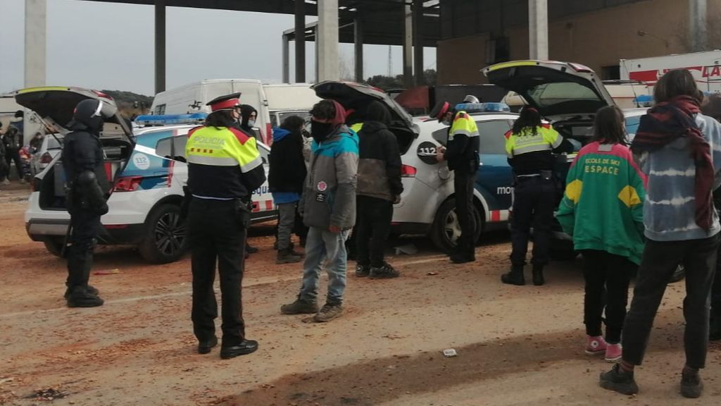 Multas de hasta 3.000 euros para los participantes de la 'rave' ilegal de Llinars del Vallés Multas de hasta 3.000 euros para los participantes de la 'rave' ilegal de Llinars del Vallés