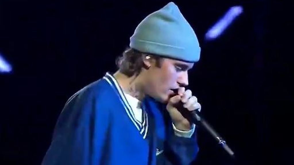 Justin Bieber da la bienvenida al 2021 en un concierto desde una azotea