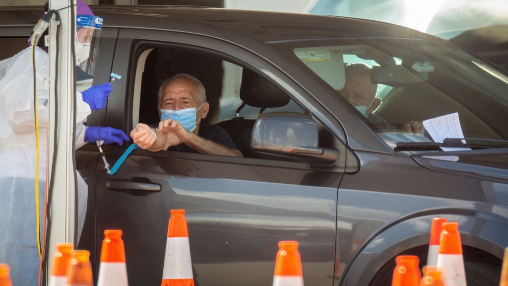 Sanitaria atendiendo a un enfermo