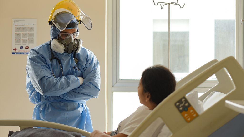 Sanitario atendiendo a un paciente