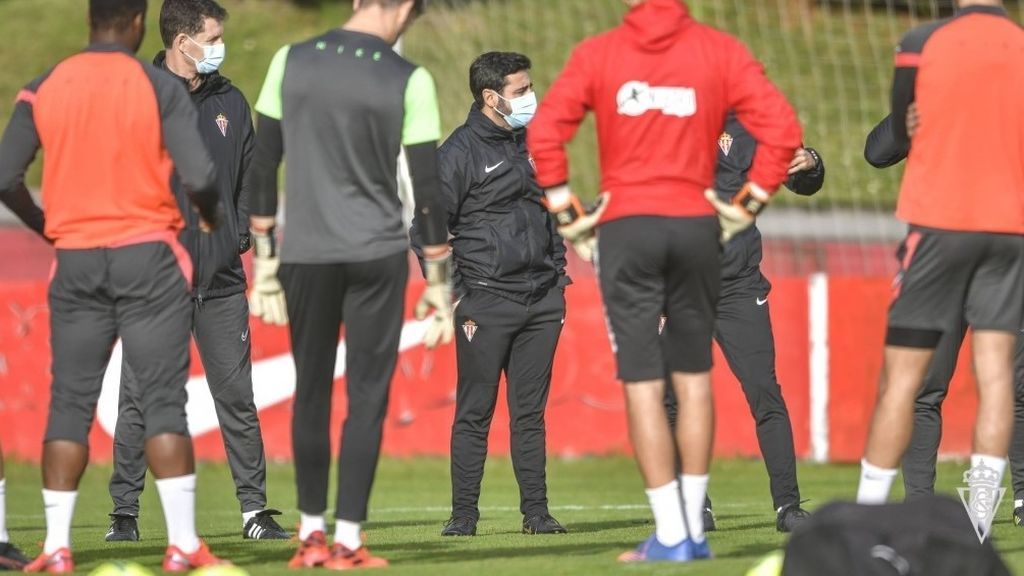 El Sporting afirma que el origen del brote de Covid está en "el ámbito social o familiar" de domiciliados en Gijón El Sporting afirma que el origen del brote de Covid está en "el ámbito social o familiar" de domiciliados en Gijón