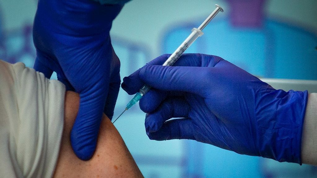 Sanidad anuncia que las vacunas de Pfizer y Moderna se administrarán indistintamente Sanidad anuncia que las vacunas de Pfizer y Moderna se administrarán indistintamente