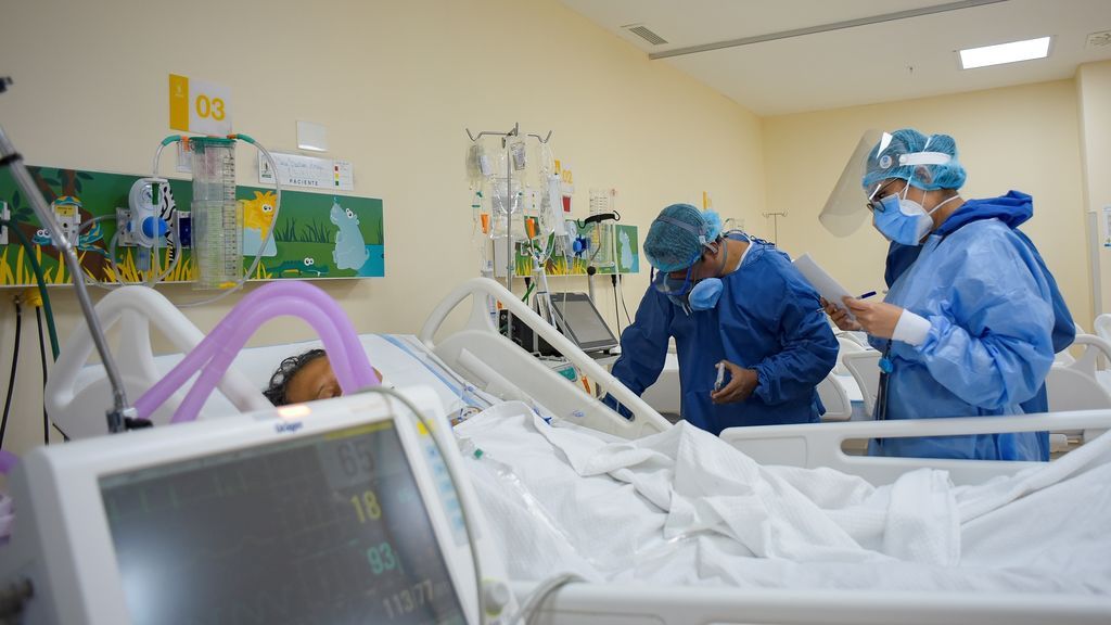 Vista de personal médico de la Unidad de Cuidados Intensivos (UCI) del hospital "Los Ceibos", en Guayaquil (Ecuador)