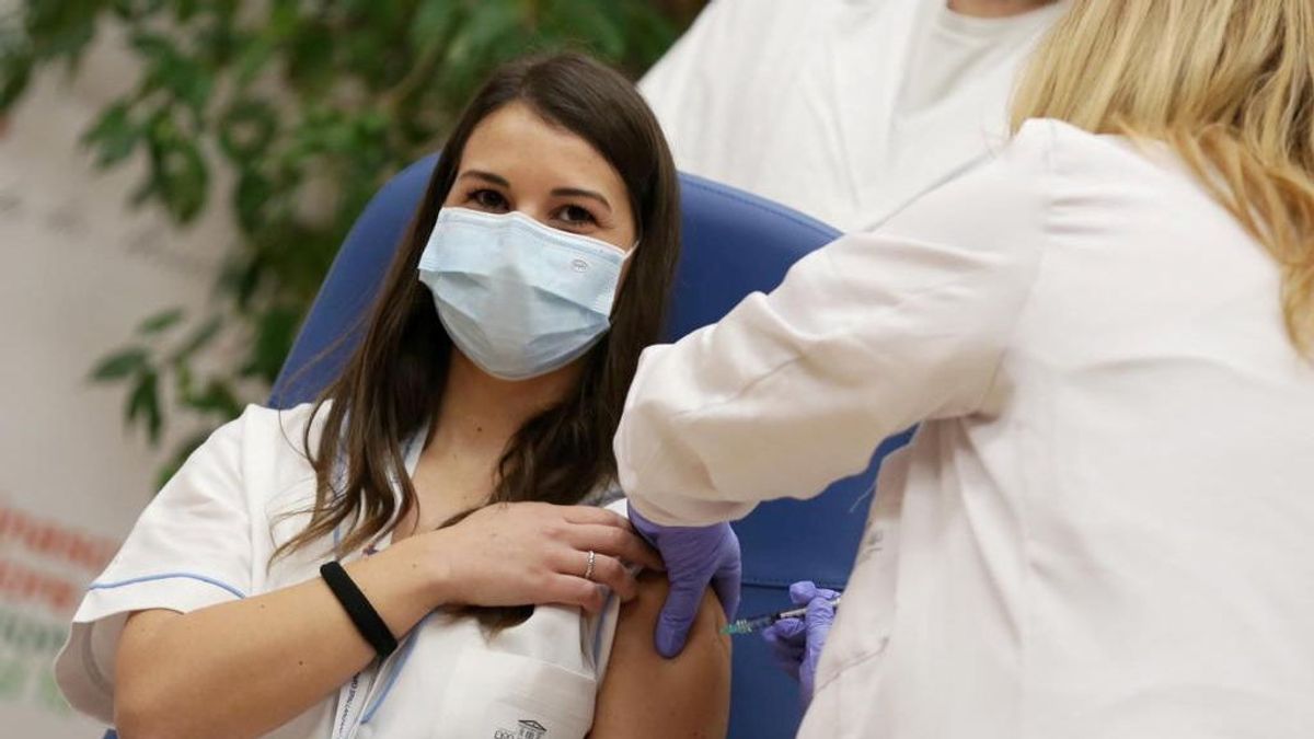 Amenazan por redes sociales a la primera enfermera vacunada contra la covid en Italia