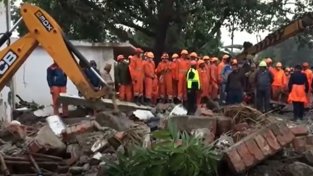 El desplome del tejado de un crematorio en la India causa 17 muertos