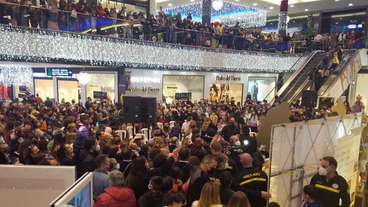 Multitud en un centro comercial de Marbella para ver a Kiko Rivera y Omar Montes como Reyes Magos Multitud en un centro comercial de Marbella para ver a Kiko Rivera y Omar Montes como Reyes Magos