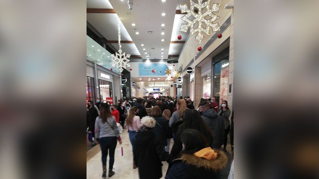 La multitud de clientes de un centro comercial de Leganés obliga a cerrar los accesos tres veces en el mismo día