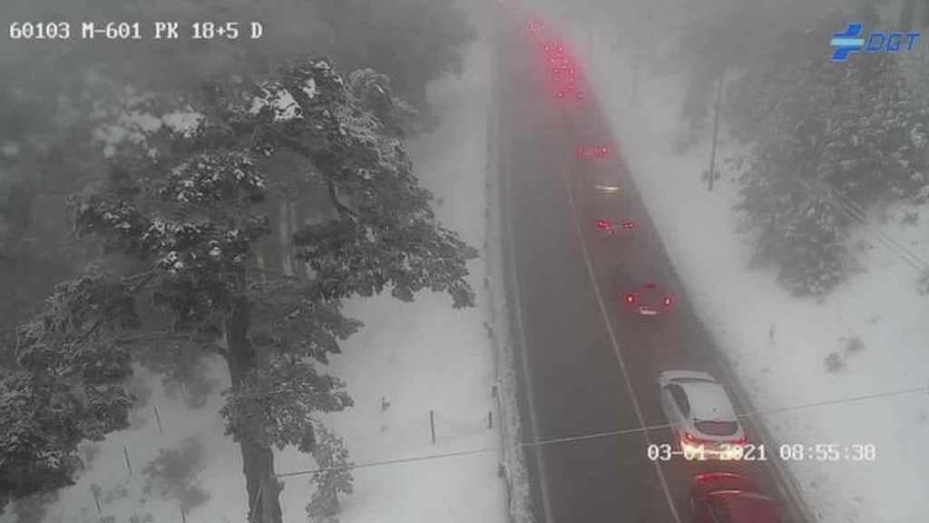 Nuevos atascos en la carretera de acceso al puerto de Navacerrada desde primera hora de la mañana Nuevos atascos en la carretera de acceso al puerto de Navacerrada desde primera hora de la mañana