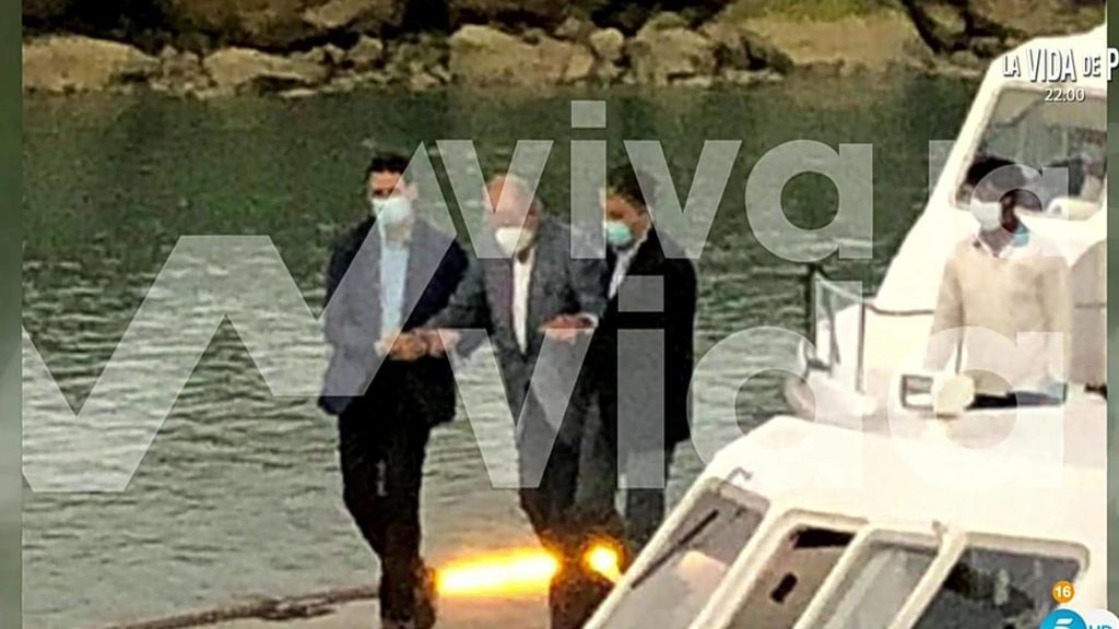 Telecinco publica en exclusiva una foto del rey Juan Carlos en Abu Dabi andando con ayuda de dos escoltas