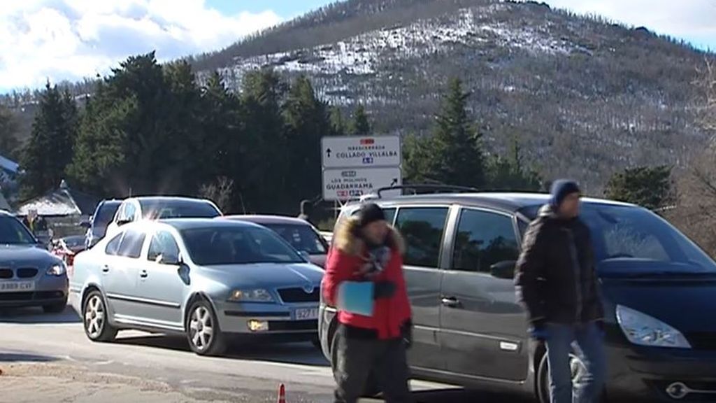 Alerta en Navacerrada: piden a los madrileños que no acudan a la sierra y aseguran que el aparcamiento "está completo"