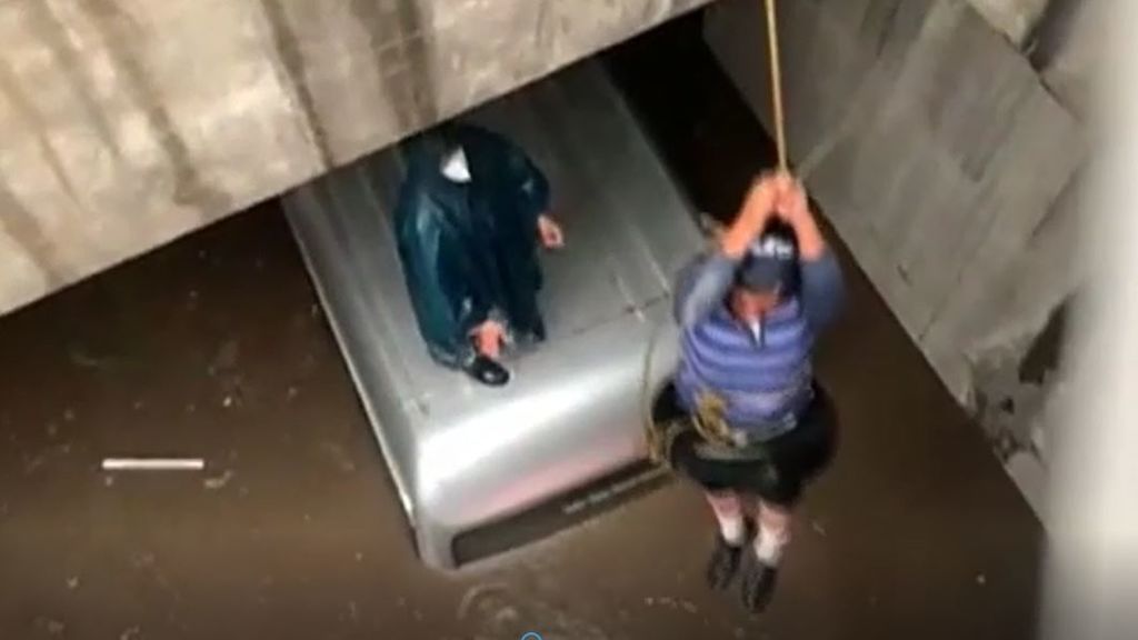 Rescatan a un hombre atrapado con su coche por las inundaciones en Perú