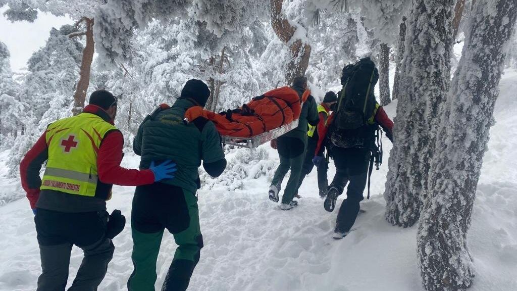 La Guardia Civil rescata a una mujer, herida tras chocar contra un árbol en una ladera en Navacerrada La Guardia Civil rescata a una mujer, herida tras chocar contra un árbol en una ladera en Navacerrada