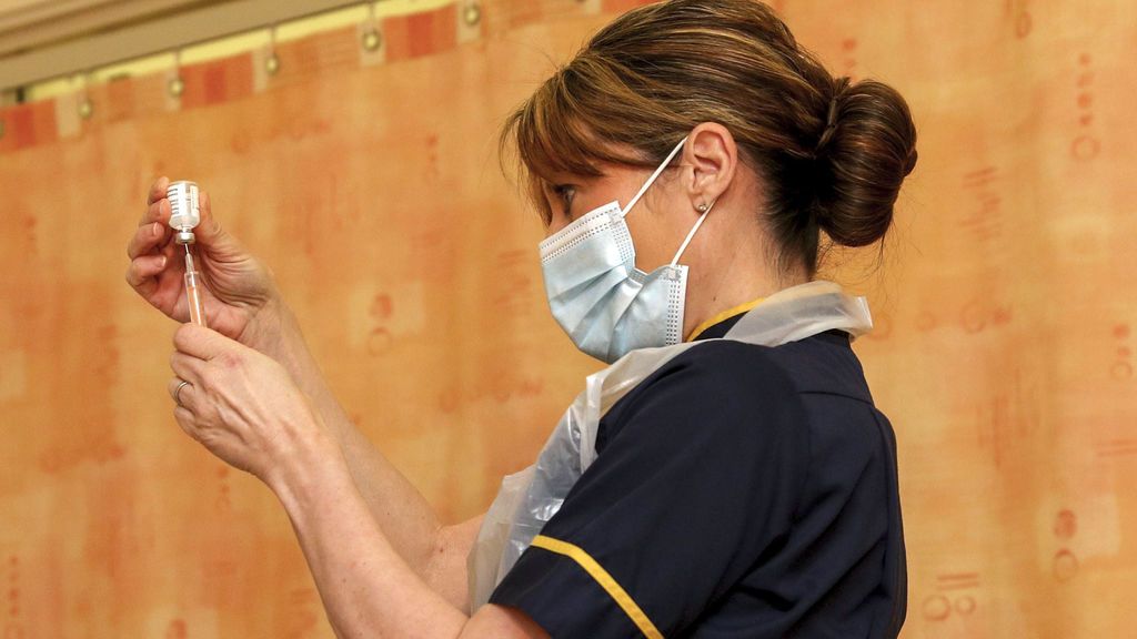 Las dificultades del Gobierno para decretar la vacuna obligatoria, también en lugares "sensibles" Las dificultades del Gobierno para decretar la vacuna obligatoria, también en lugares "sensibles"