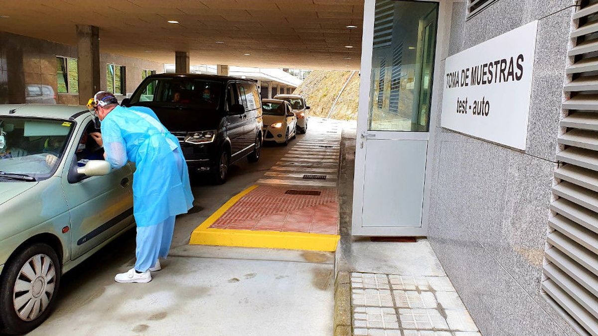 Suben los contagios en Galicia a pesar de que se hacen la tercera parte de pruebas PCR Suben los contagios en Galicia a pesar de que se hacen la tercera parte de pruebas PCR