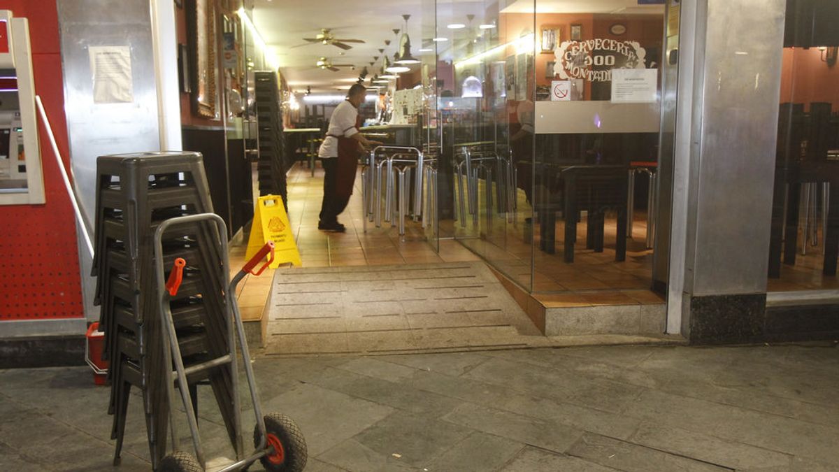 Un bar recoge las mesas tras una jornada laboral Un bar recoge las mesas tras una jornada laboral