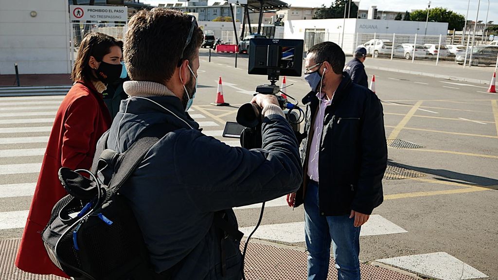 El alcalde de la Línea de la Concepción, Juan Franco, a la derecha, atiende a los medios en la frontera