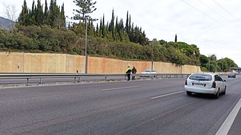 Se le cae el móvil por la ventanilla y para el coche en la autovía para cogerlo Se le cae el móvil por la ventanilla y para el coche en la autovía para cogerlo