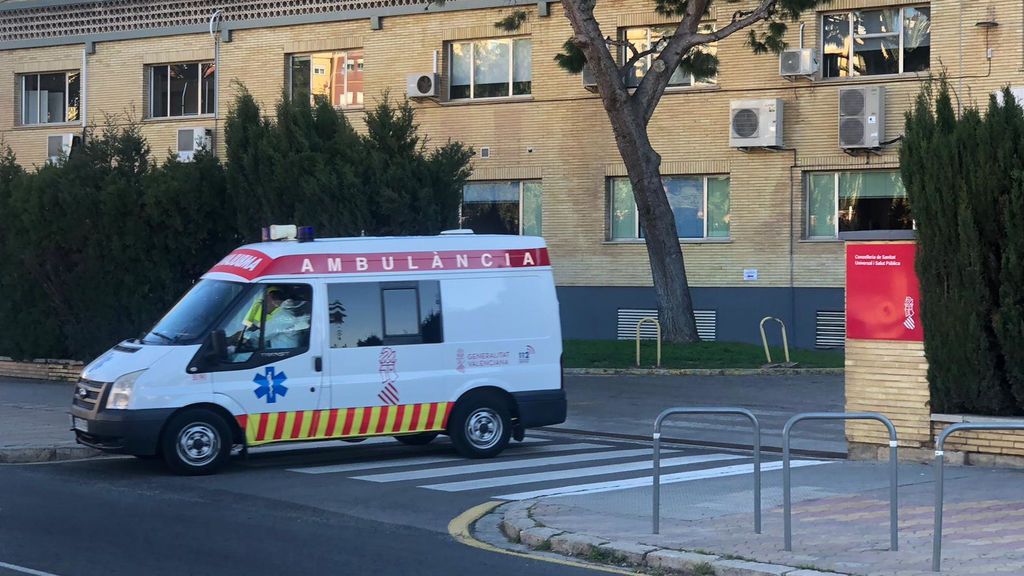 Una ambulancia sale de un hospital valenciano Una ambulancia sale de un hospital valenciano