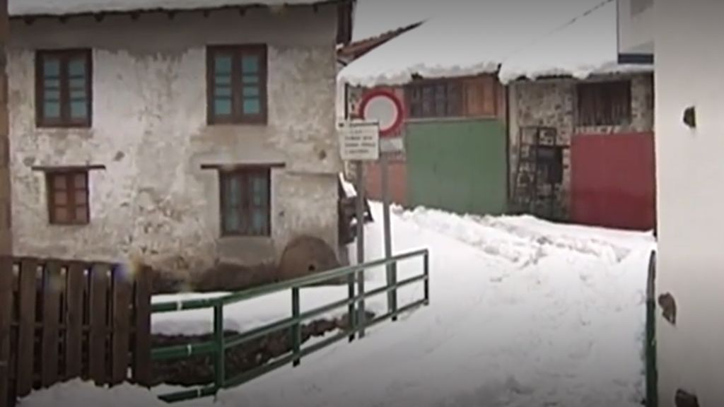 Pueblo aislados por la nieve en España