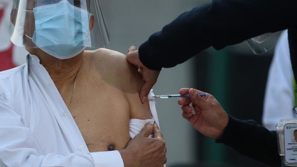 Retrasar la segunda dosis de la vacuna podría traer más mutaciones del coronavirus según los expertos Retrasar la segunda dosis de la vacuna podría traer más mutaciones del coronavirus según los expertos