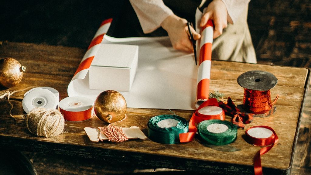 ¿Y si llevas toda la vida envolviendo mal los regalos? El truco viral que ya se han aprendido hasta los Reyes Magos