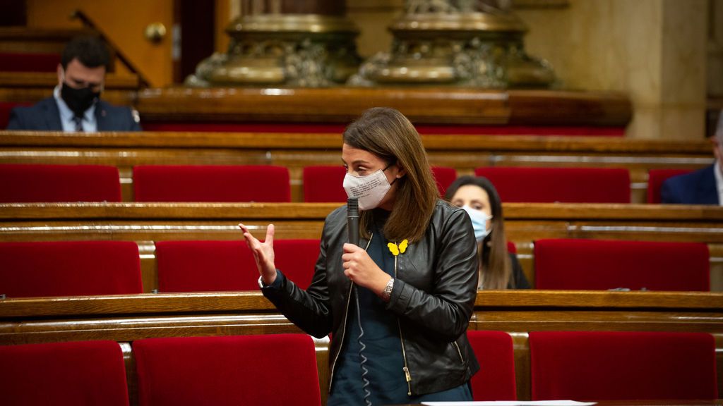 La portavoz del Govern catalán dona una urna del 1-O firmada para los niños sin juguetes La portavoz del Govern catalán dona una urna del 1-O firmada para los niños sin juguetes