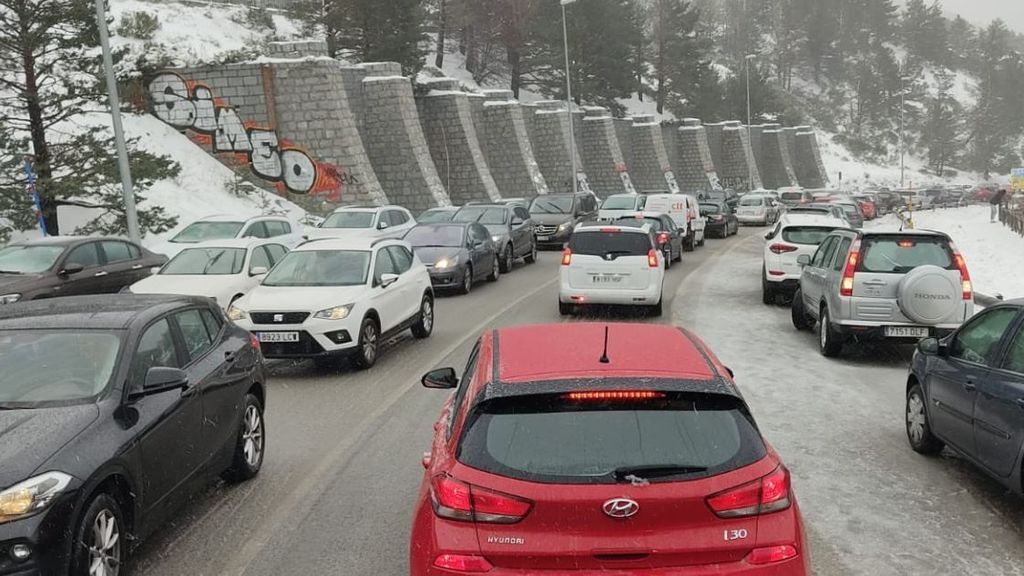 Cierran los accesos a Navacerrada por quinto día seguido de aparcamientos completos Cierran los accesos a Navacerrada por quinto día seguido de aparcamientos completos
