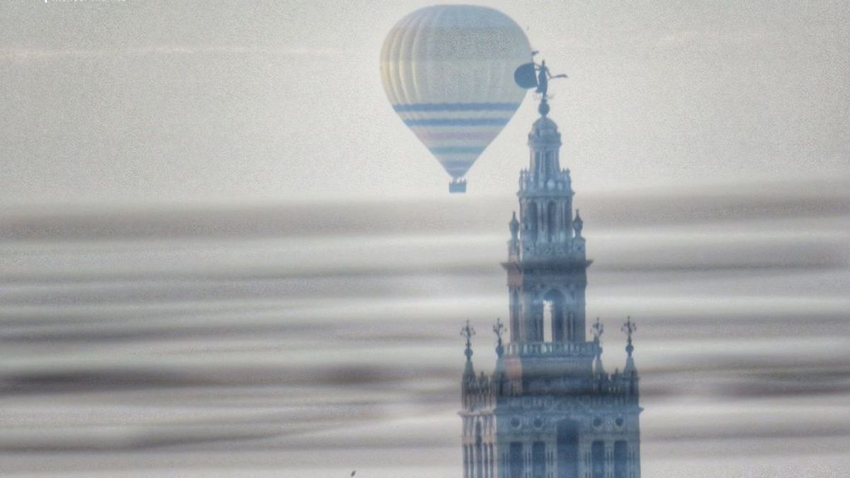 Los Reyes Magos surcan los cielos de Sevilla en globo aerostático en la 'cabalgata' de la covid Los Reyes Magos surcan los cielos de Sevilla en globo aerostático en la 'cabalgata' de la covid