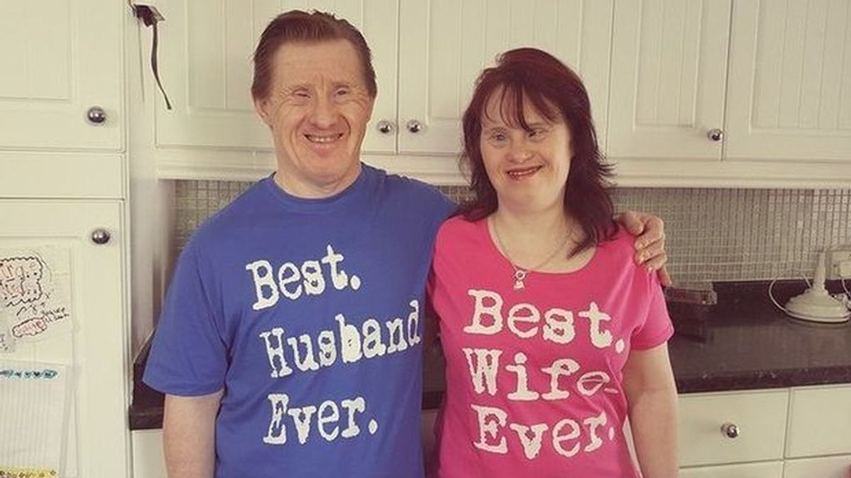 Muere de covid el marido de la primera pareja con síndrome de Down casada en Reino Unido