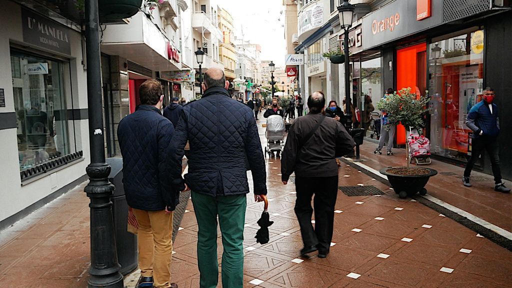 Gente paseando por una calle comercial de la Línea de la Concepción, hoy